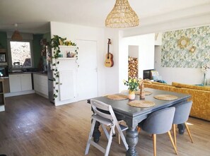 Dining - House with swimming pool and gym. The perfect family vacation (Guidel)