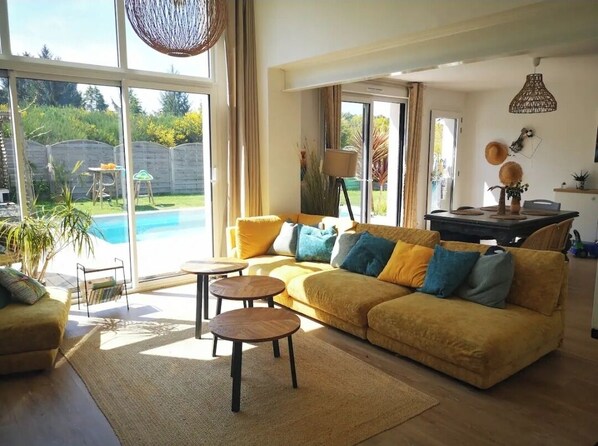 Living area - House with swimming pool and gym. The perfect family vacation (Guidel)