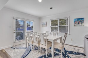 Dining - Sea Ya Later - Pet Friendly Beach Bungalow (Carolina Beach)