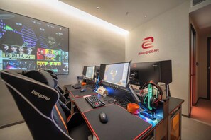 Individually decorated, individually furnished, desk, blackout curtains - BUFF Esports Hotel Zhuhai Xiangzhou  (Zhuhai)