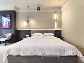 Individually decorated, individually furnished, desk, blackout curtains - BUFF Esports Hotel Zhuhai Xiangzhou  (Zhuhai)