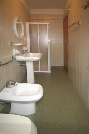 Apartemen, 1 kamar tidur, teras | Kamar mandi