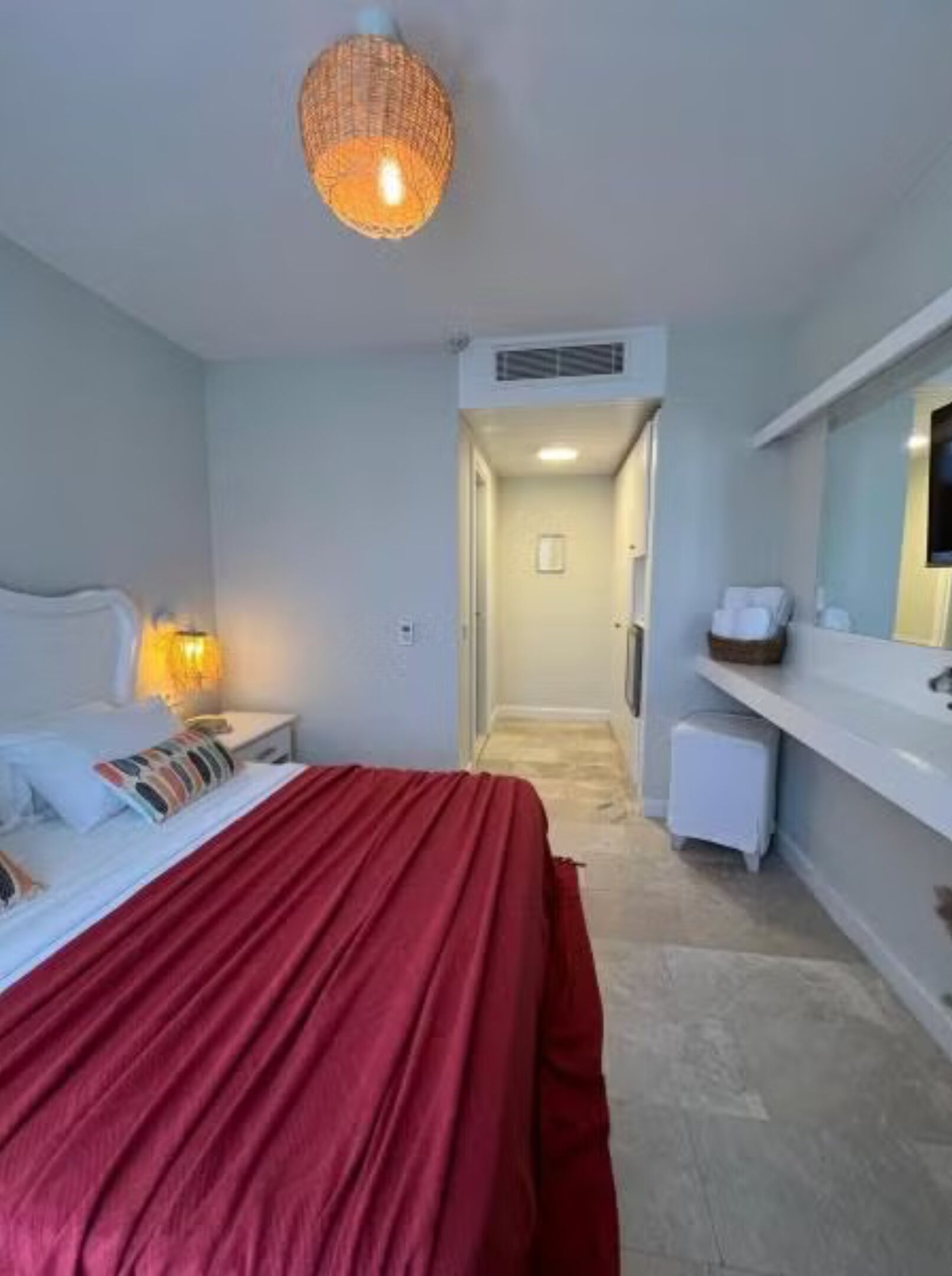 Deluxe Room, Poolside