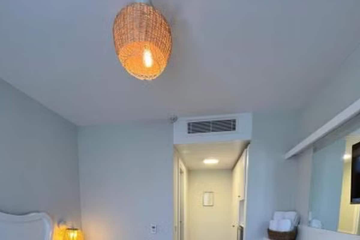 Deluxe Room, Poolside