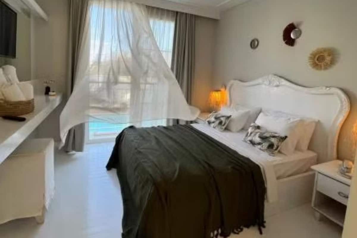 Deluxe Room, Pool View