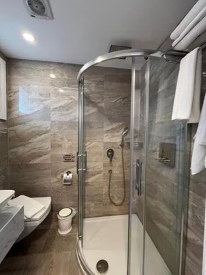 Junior Suite, Pool View | Bathroom - Alalucca Hotel By Elda (İzmir)