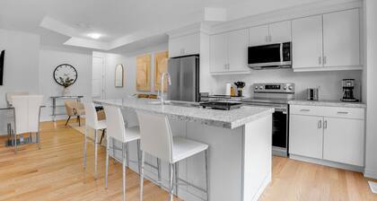 Stylish 2-Bed Oakville Home with Free Parking + WiFi