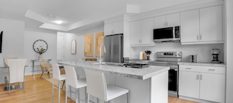 Stylish 2-Bed Oakville Home with Free Parking + WiFi