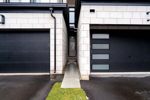 Exterior - Stylish 2-Bed Oakville Home with Free Parking + WiFi (Oakville)