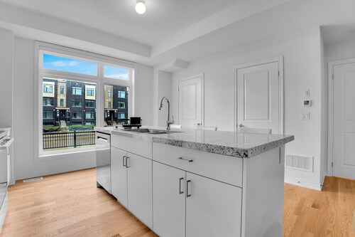 Stylish 2-Bed Oakville Home with Free Parking + WiFi