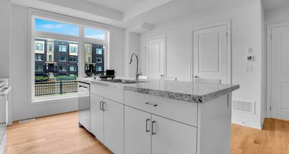 Stylish 2-Bed Oakville Home with Free Parking + WiFi