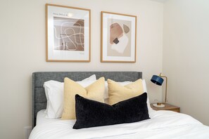 Room - Stylish 2-Bed Oakville Home with Free Parking + WiFi (Oakville)