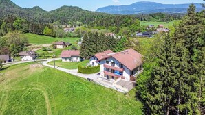 Un quartier résidentiel avec des maisons, une route et, au loin, une chaîne de montagnes.