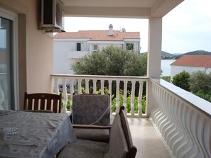 Outdoor dining - Appartement in Zečevo Rogozničko mit Großem Balkon by Interhome (Podorljak)