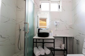 Classic Triple Room | Bathroom