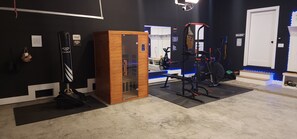 Fitness facility - Downtown Tuk Tuk Social House with Photo booths , Hot Tub, Sauna and a Gym (Houston)