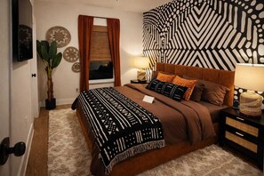 Room - Downtown Tuk Tuk Social House with Photo booths , Hot Tub, Sauna and a Gym (Houston)