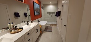 Shower, hair dryer, towels, soap - Downtown Tuk Tuk Social House with Photo booths , Hot Tub, Sauna and a Gym (Houston)