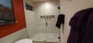 Douche, sèche-cheveux, serviettes fournies, savon