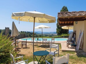 A pool area with outdoor furniture, umbrellas, and a view of the landscape. - Lovely apartment for 2 people with pool, WIFI, TV and panoramic view (Palaia)