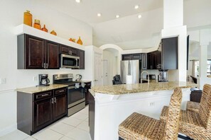 Fridge, microwave, oven, dishwasher - Villa Bluegarden- a slice of paradise (Cape Coral)