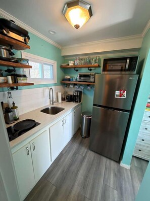Réfrigérateur, four à micro-ondes, un four, surface de cuisson