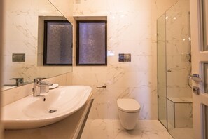 Douche, sèche-cheveux, serviettes fournies