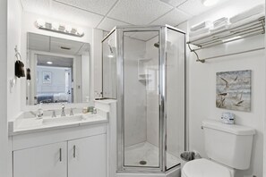 Bathroom - Beachfront Condo, King Bed + Bunks | Sleeps 4 | Balcony Gulf Views | Long Beach Resort Tower 1 (Panama City Beach)