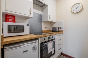 Private kitchen - 1Bed Central Apt With Parking! (Cambridgeshire)