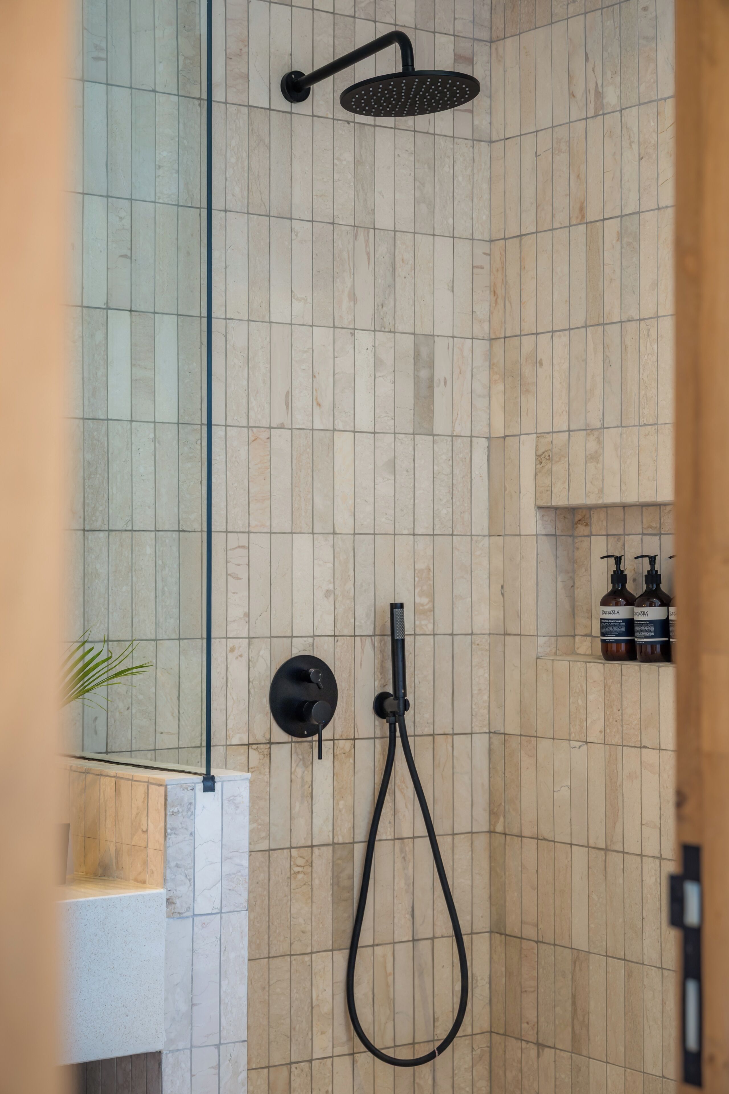Douche, sèche-cheveux, serviettes fournies, savon