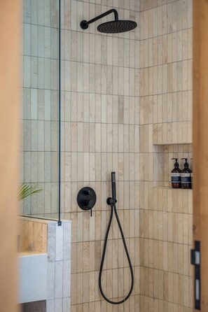 Douche, sèche-cheveux, serviettes fournies, savon