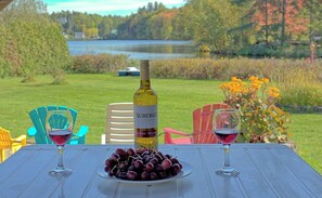 Outdoor dining - Vrbo Property (Saint-Gabriel-de-Valcartier)