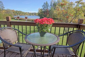 Outdoor dining - Vrbo Property (Saint-Gabriel-de-Valcartier)