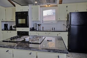 Private kitchen - Lakeside cottage • Balcony, view & family room (Saint-Gabriel-de-Valcartier)