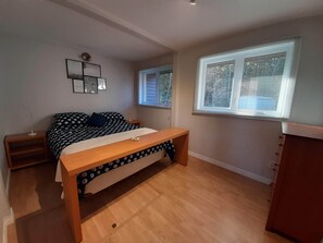 Room - Lakeside cottage • Balcony, view & family room (Saint-Gabriel-de-Valcartier)