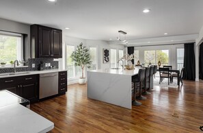 Private kitchen - Amazing 6-bedroom Enchanted Horizons house with AC in cool Muscle Shoals (Muscle Shoals)