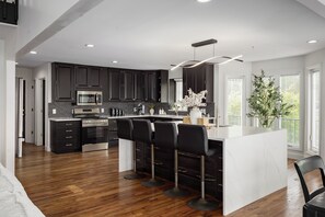 Private kitchen - Amazing 6-bedroom Enchanted Horizons house with AC in cool Muscle Shoals (Muscle Shoals)