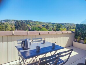 Outdoor dining - L'Horizon - Appartment Bénerville sur Mer - 4 people - Balcony and parking lot (Benerville-sur-Mer)