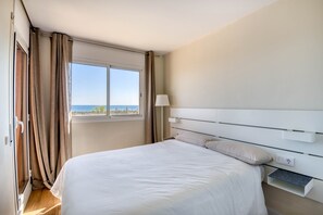 2 bedrooms, free WiFi, bed sheets - PORT PALS A: Charming seafront apartment with communal swimming pool (Pals)