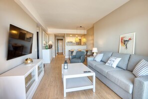 TV - PORT PALS A: Charming seafront apartment with communal swimming pool (Pals)