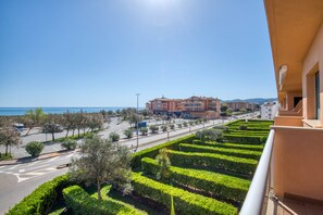 Property grounds - PORT PALS A: Charming seafront apartment with communal swimming pool (Pals)