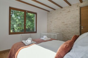 3 habitaciones, tabla de planchar con plancha, wifi y ropa de cama 