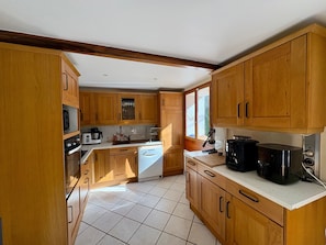 Private kitchen - Spacious House with Garden & Gym – Porte de Savoie (Porte-de-Savoie)