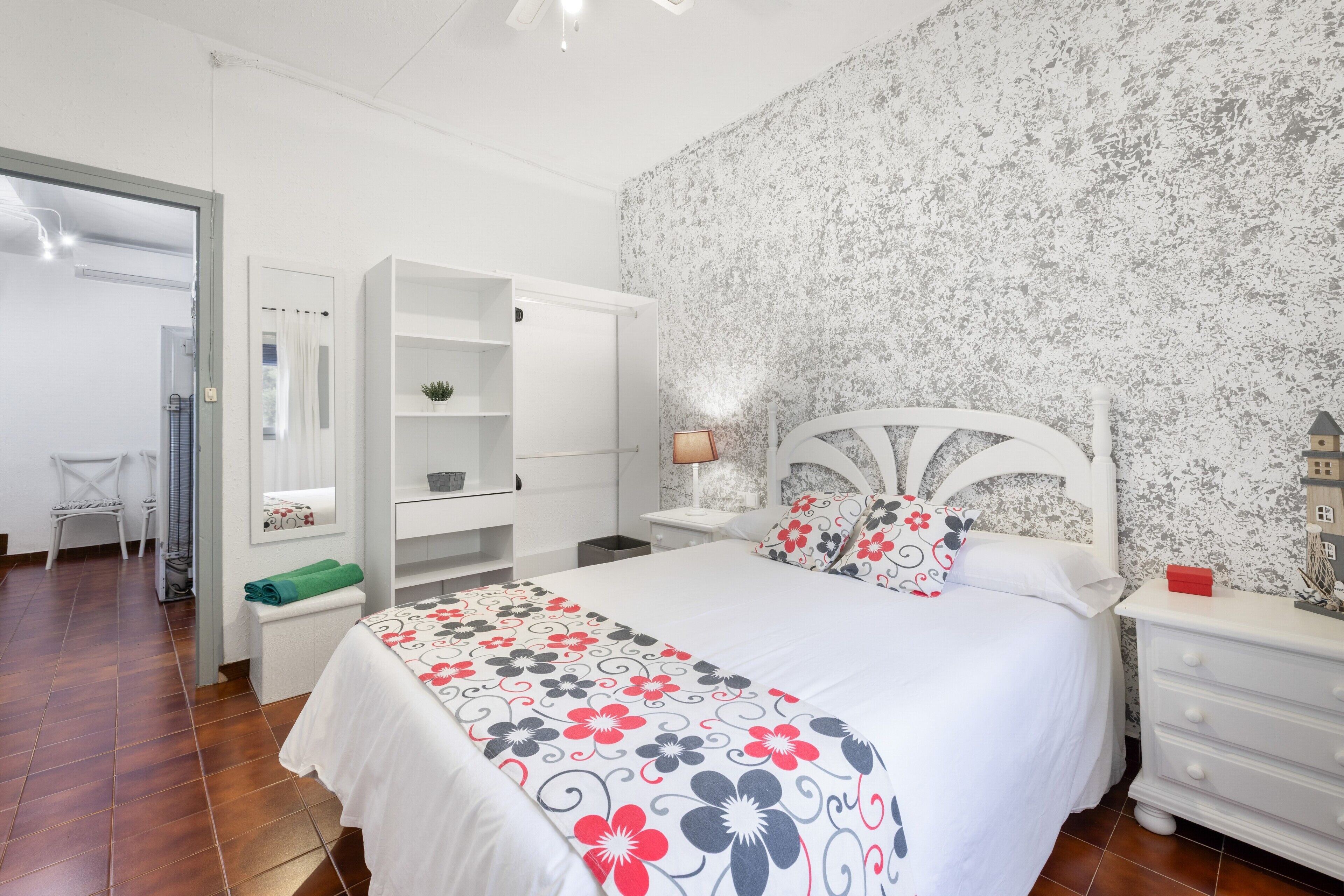 4 bedrooms, iron/ironing board, WiFi, bed sheets