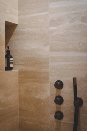 Shower, hair dryer, shampoo - Luxury Apartment 3BR in Paris (Paris)