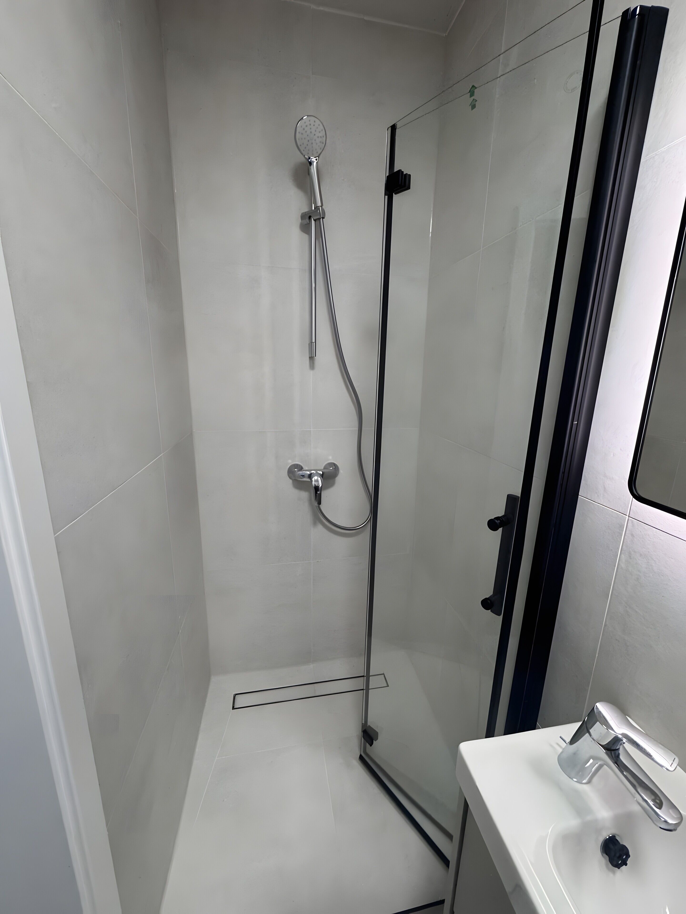 Dusche, Haartrockner, Handtücher