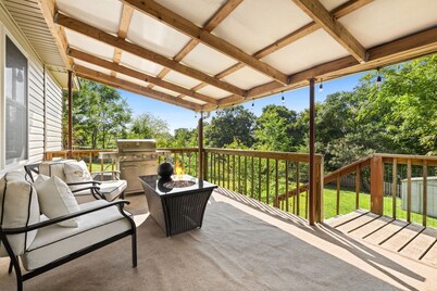 Cozy, Quiet 2 Bedroom with Hot Tub, Fire Pit, Close to Fayetteville