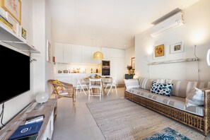 TV - Spacious Apartment with Terrace & Natural Light (Cabanas de tavira)