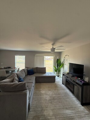 Living area - Cozy 2-bedroom house in serene Lehigh Acres Wifi Included. (Lehigh Acres)