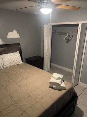 Room - Cozy 2-bedroom house in serene Lehigh Acres Wifi Included. (Lehigh Acres)